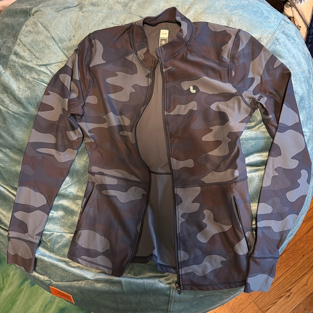 Excellent condition Lole women’s lightweight zip-up blue camo jacket size S